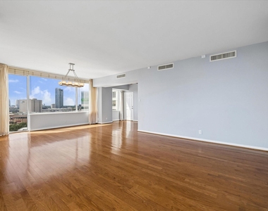15 Greenway Plaza - Photo Thumbnail 3