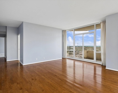15 Greenway Plaza - Photo Thumbnail 8