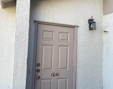 1041 Country Club Drive - Photo Thumbnail 14
