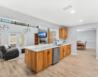 975 Oak Street - Photo Thumbnail 12