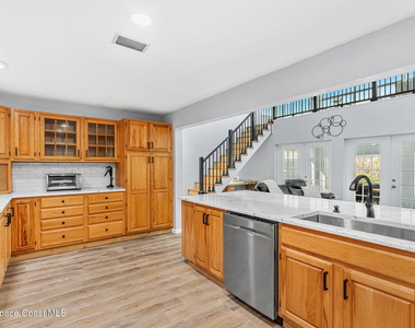 975 Oak Street - Photo Thumbnail 9