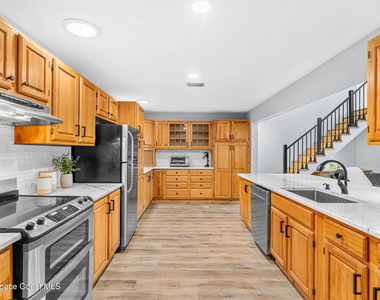 975 Oak Street - Photo Thumbnail 8