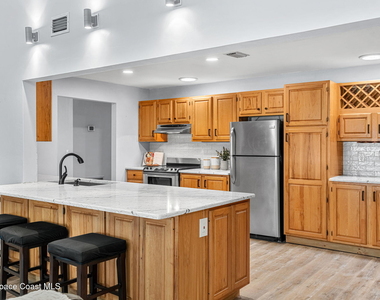 975 Oak Street - Photo Thumbnail 11