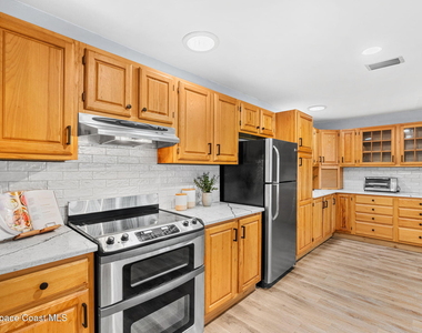 975 Oak Street - Photo Thumbnail 10