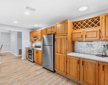 975 Oak Street - Photo Thumbnail 7