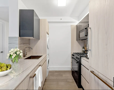 West 47th Street - Photo Thumbnail 1