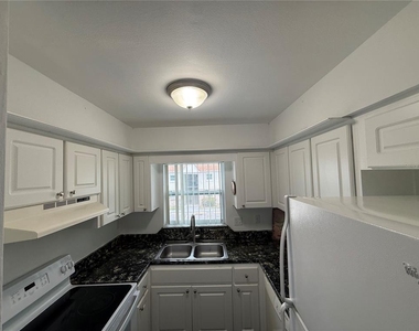 7210 N Manhattan Avenue - Photo Thumbnail 5