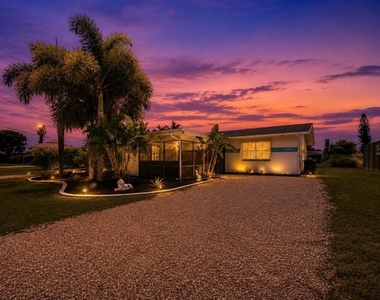 4933 Victoria Drive - Photo Thumbnail 3