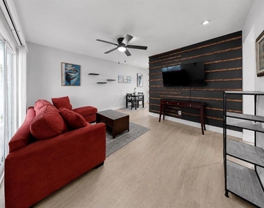 4933 Victoria Drive - Photo Thumbnail 9