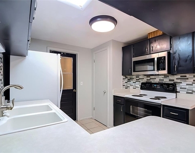 7916 Woodgrove Circle - Photo Thumbnail 12