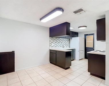 7916 Woodgrove Circle - Photo Thumbnail 6