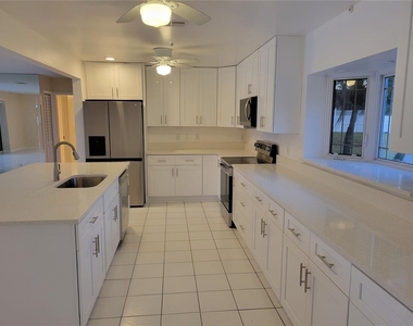 1730 Robinhood Lane - Photo Thumbnail 4