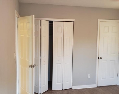 887 Eastbrook Boulevard - Photo Thumbnail 11