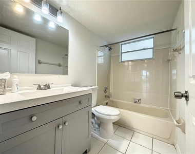 2717 N Poinciana Blvd - Photo Thumbnail 13