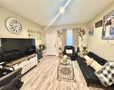 113 E Cleveland Street - Photo Thumbnail 2