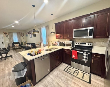 113 E Cleveland Street - Photo Thumbnail 3