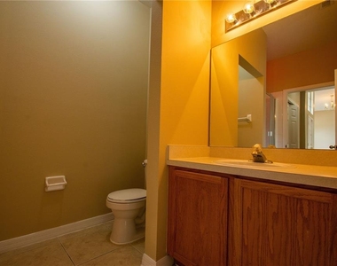 421 Lockbreeze Drive - Photo Thumbnail 12