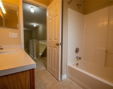 421 Lockbreeze Drive - Photo Thumbnail 21