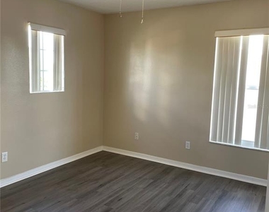 421 Lockbreeze Drive - Photo Thumbnail 24
