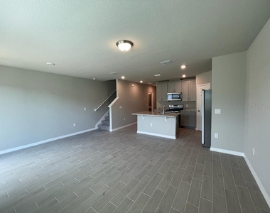 513 Legacy Loop - Photo Thumbnail 6