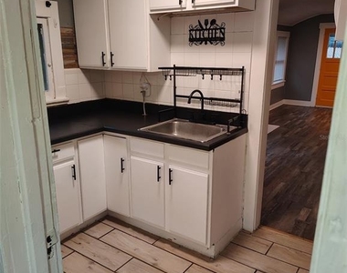 205 Lenox Street - Photo Thumbnail 5