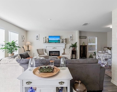 1091 Cazenovia Street - Photo Thumbnail 4