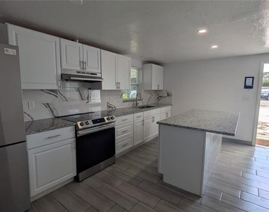 5723 9th Street Circle E - Photo Thumbnail 7