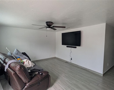 5723 9th Street Circle E - Photo Thumbnail 4