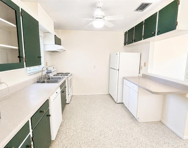 640 47th Street - Photo Thumbnail 4
