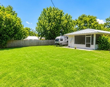 640 47th Street - Photo Thumbnail 20