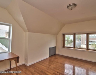533 Quincy Avenue - Photo Thumbnail 11
