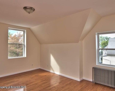533 Quincy Avenue - Photo Thumbnail 12
