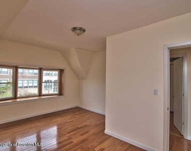533 Quincy Avenue - Photo Thumbnail 13