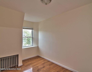 533 Quincy Avenue - Photo Thumbnail 14