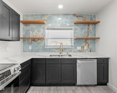 3221 N Stanton Street - Photo Thumbnail 16