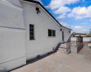 3221 N Stanton Street - Photo Thumbnail 3