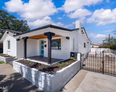 3221 N Stanton Street - Photo Thumbnail 2