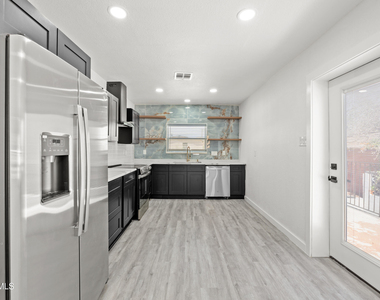 3221 N Stanton Street - Photo Thumbnail 12