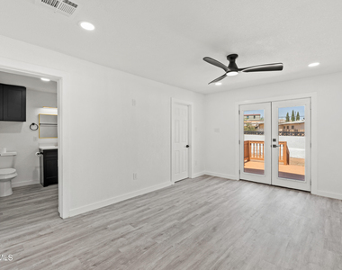 3221 N Stanton Street - Photo Thumbnail 28