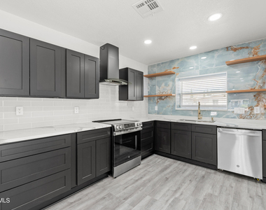 3221 N Stanton Street - Photo Thumbnail 15