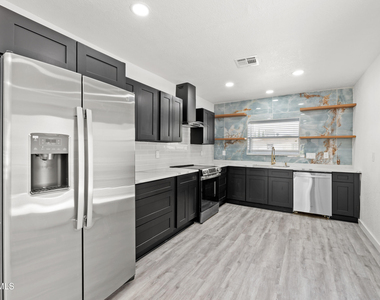 3221 N Stanton Street - Photo Thumbnail 13