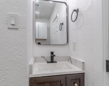3221 N Stanton Street - Photo Thumbnail 25
