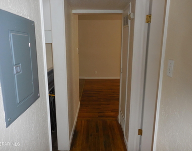 701 W Yandell Drive - Photo Thumbnail 18