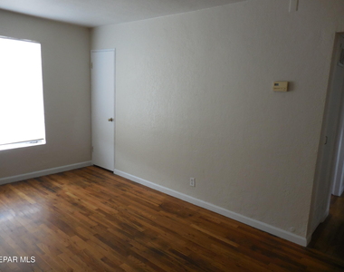 701 W Yandell Drive - Photo Thumbnail 2