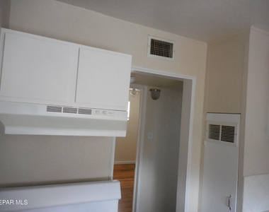 701 W Yandell Drive - Photo Thumbnail 8
