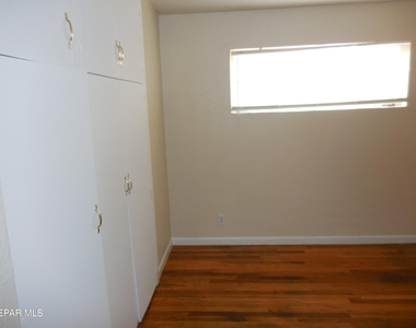 701 W Yandell Drive - Photo Thumbnail 10