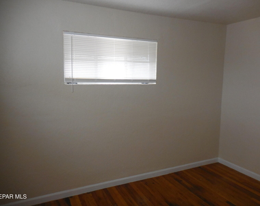 701 W Yandell Drive - Photo Thumbnail 12