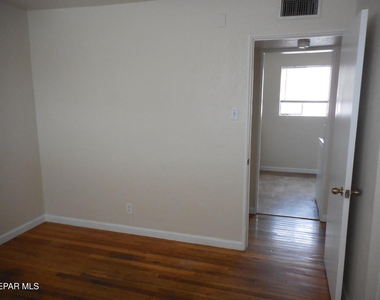 701 W Yandell Drive - Photo Thumbnail 13