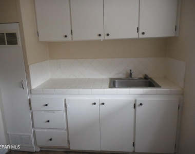 701 W Yandell Drive - Photo Thumbnail 9
