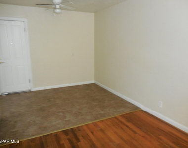 701 W Yandell Drive - Photo Thumbnail 5